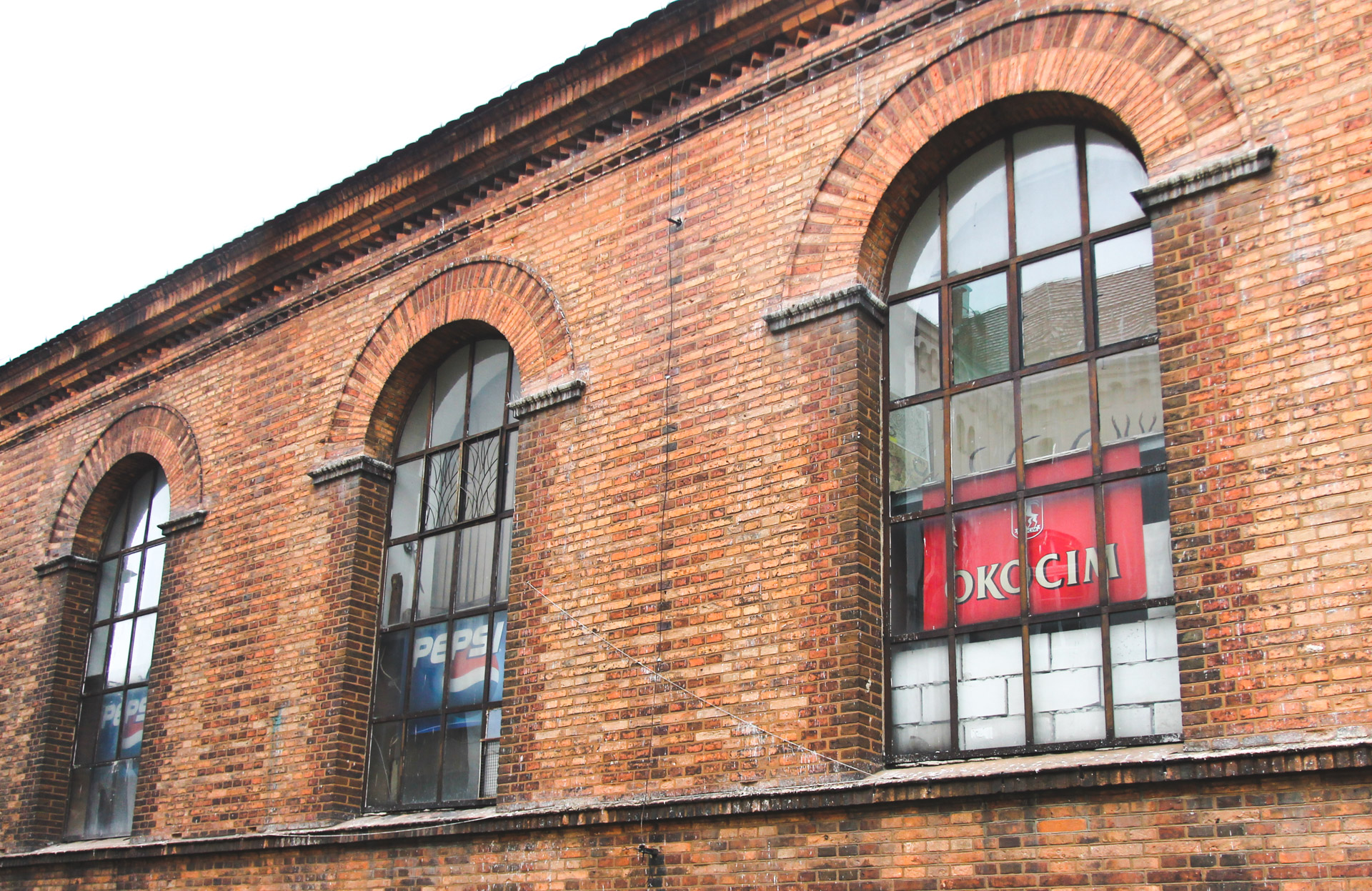 Boczna ściana dawnego kościoła ewangelickiego w Kątach Wrocławskich