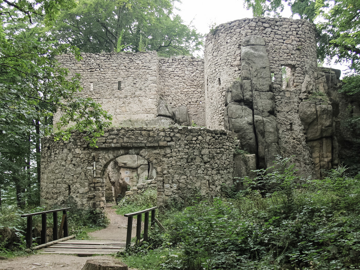 wejście przez suchą fosę do zamku bolczów