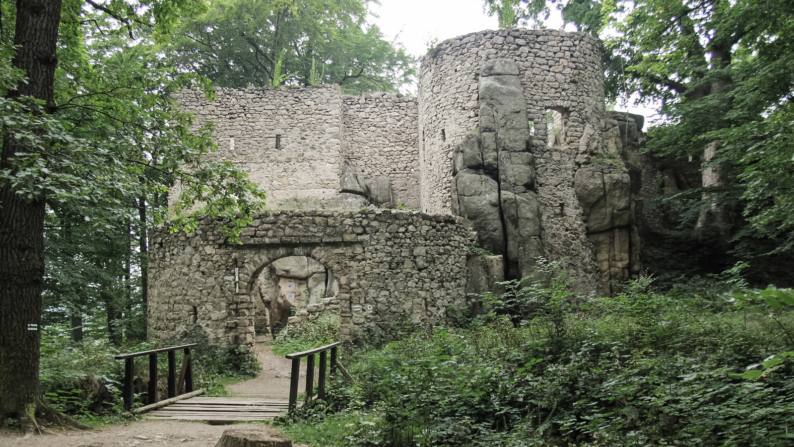 Odkrywamy skalny zamek Bolczów 
w Rudawach Janowickich
